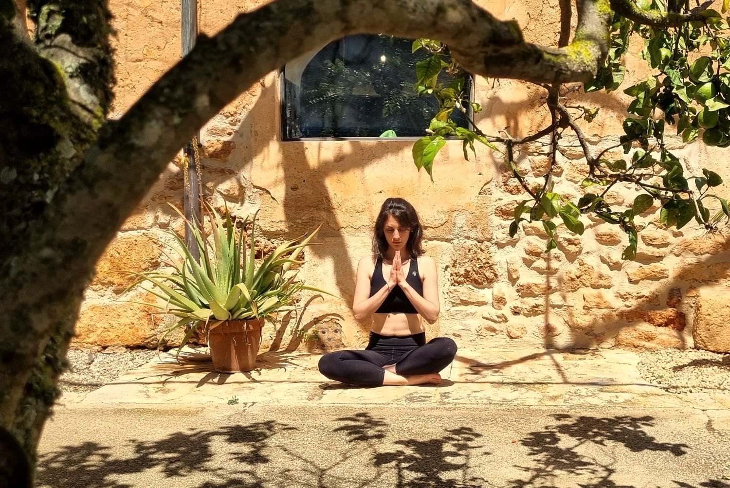 Morgane en méditation dans une cour ensoleillée