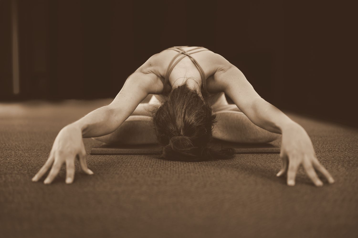Posture de yoga au sol, en noir et blanc
